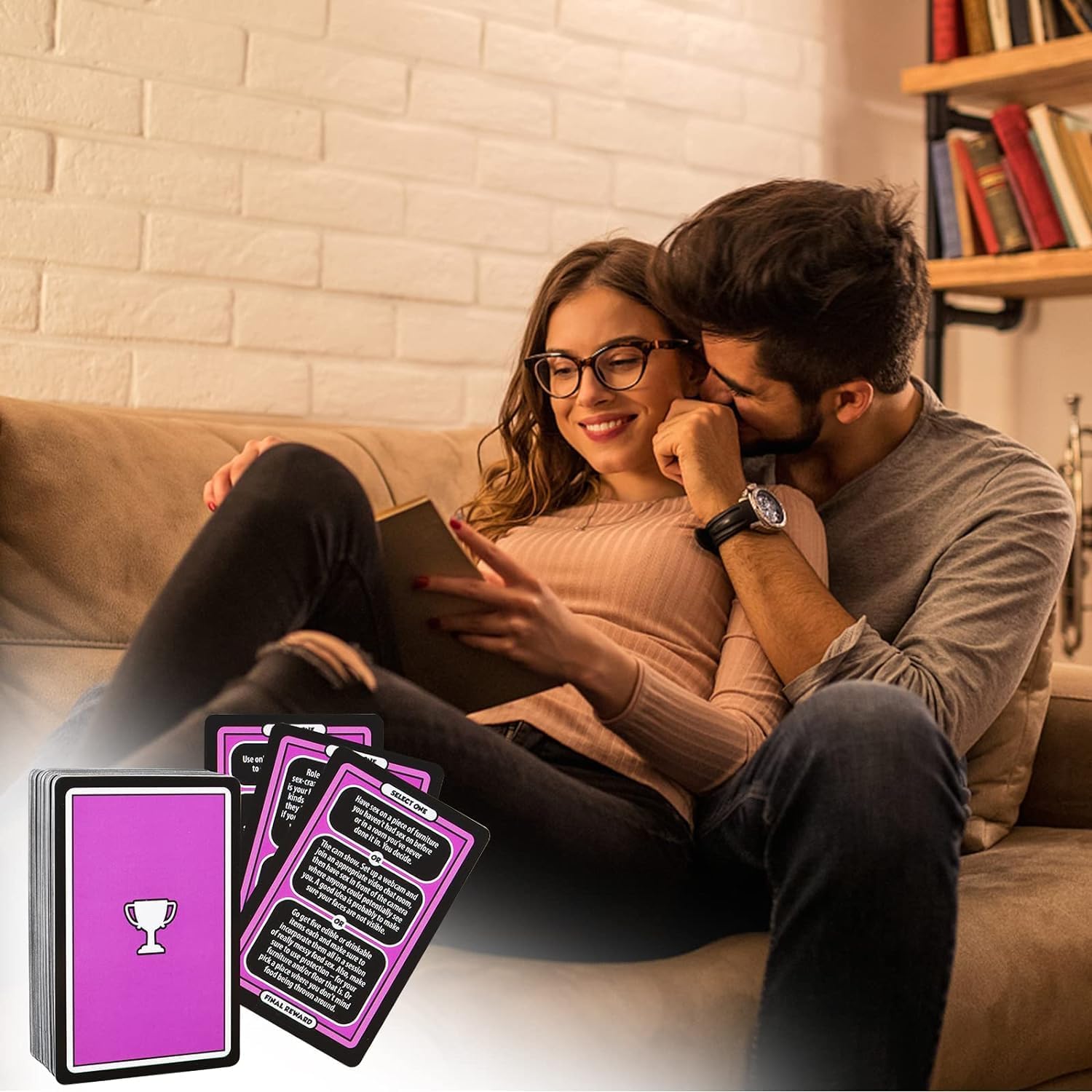 Couple jouant à un jeu de cartes érotique sur le canapé – activité sensuelle pour renforcer l’intimité et pimenter la relation